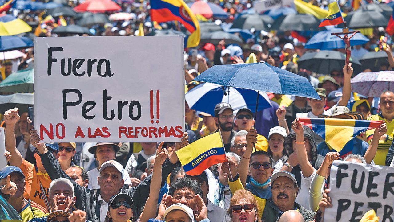 MULTITUD. Habitantes de Bogotá se movilizaron ayer contra el gobierno del presidente de izquierda, Gustavo Petro, en rechazo a sus reformas propuestas.