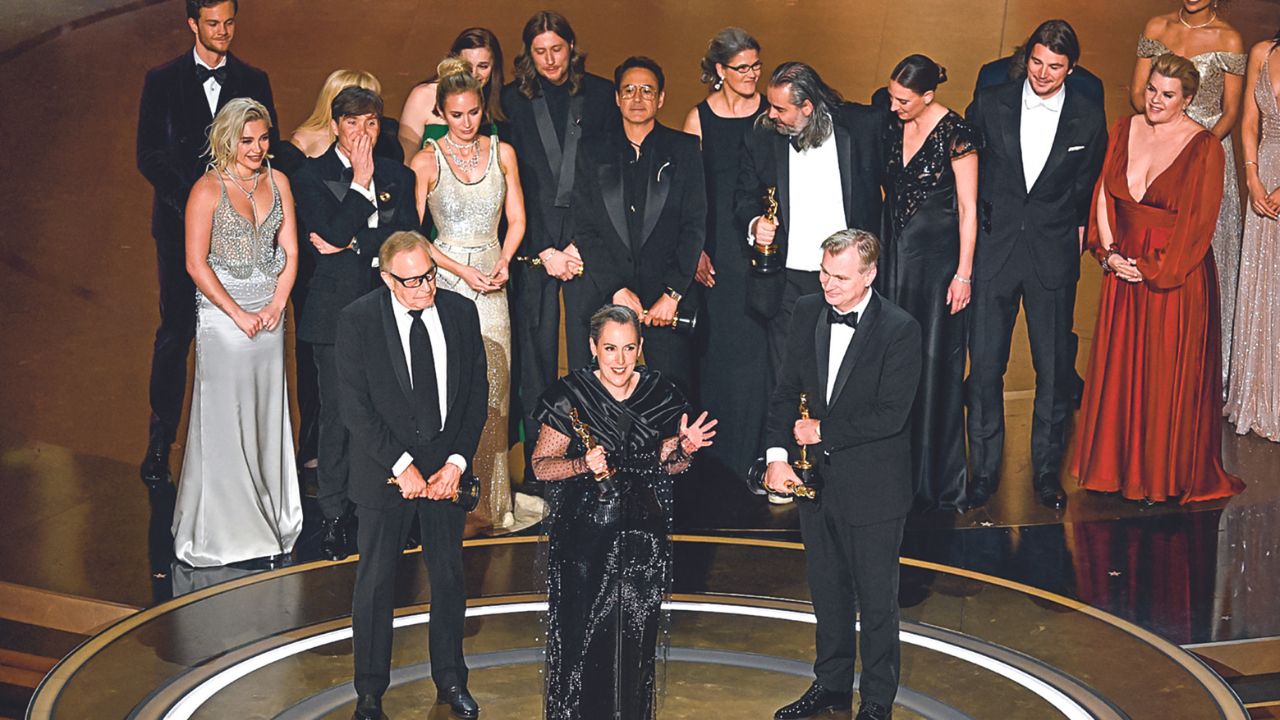 AFP__Los productores de Oppenheimer Emma Thomas, Charles Roven y Christopher Nolan Mejor PelículaOK