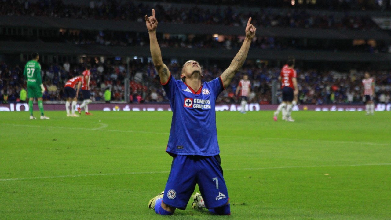 Cruz Azul goleó 3-0 al Chivas este sábado 2 de marzo, en su regreso al Estadio Azteca, dentro de la Jornada 10 del Clausura 2024.