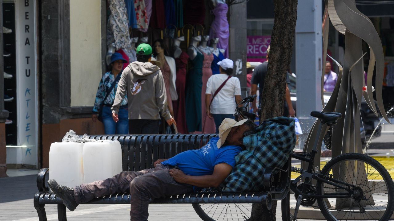 Calorón. Ciudadanos buscan mitigar las altas temperaturas.