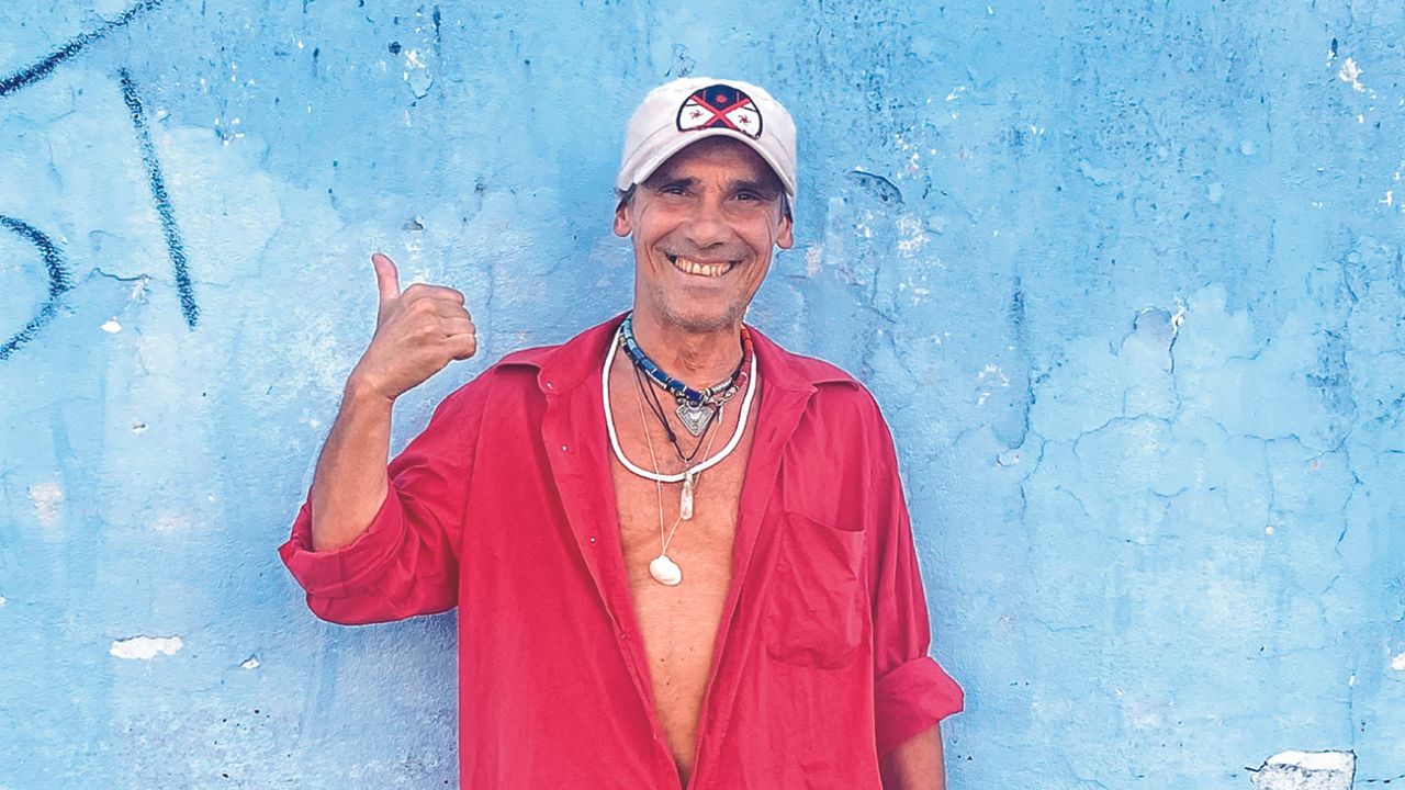 El cantante francés Manu Chao publicó ayer un tema inédito que emocionó a sus fieles seguidores y anunció un nuevo álbum para septiembre