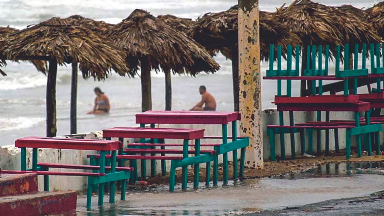 Prevención. A pesar de las alertas, hubo personas que acudieron a las playas tamaulipecas a refrescarse. Mientras autoridades habilitaron albergues, suspendieron clases e implementaron medidas preventivas.