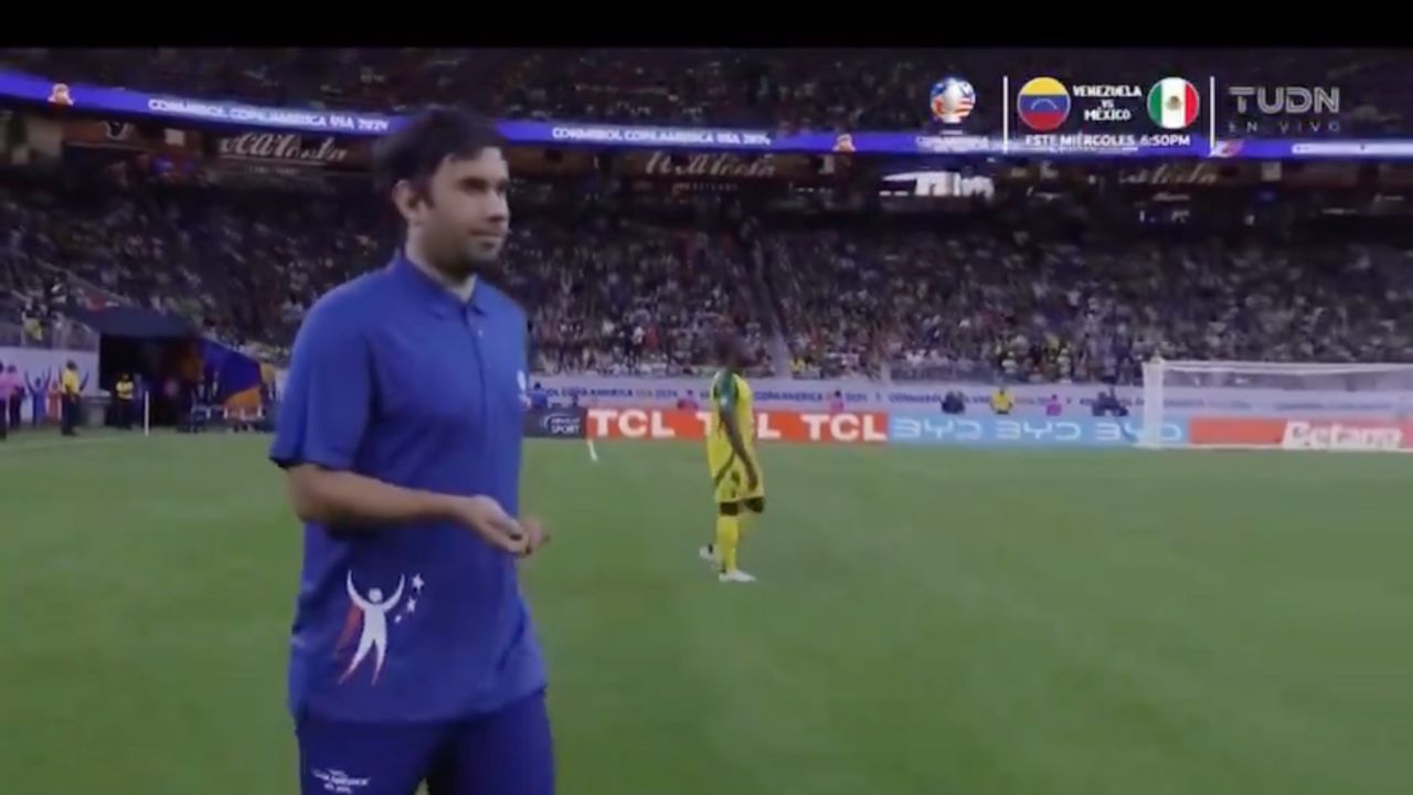 Werever apareció en la ceremonia de inicio del partido de México contra Jamaica