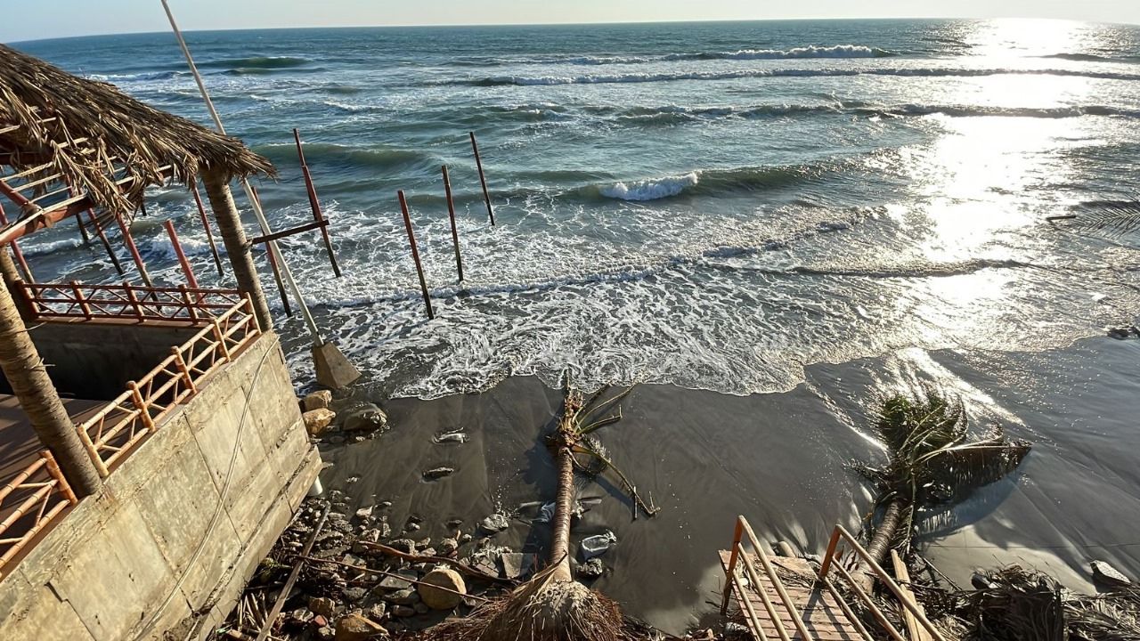 ADVERTENCIA. La presidencia municipal pidió a la población evitar caminar en la zona de playa.