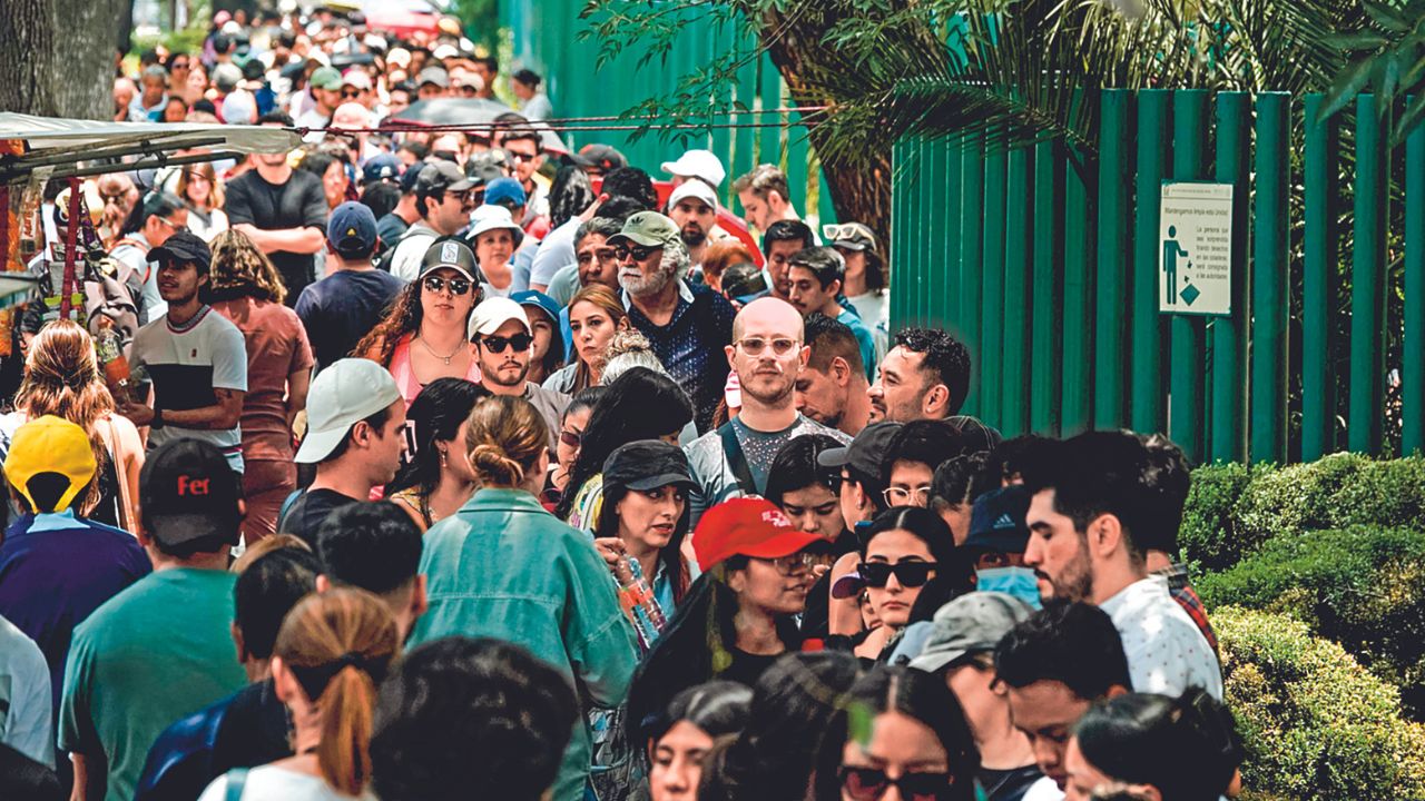 Casillas esp ESCASEZ. Miles de personas se dieron cita en la casilla especial del Centro Médico Hospital Siglo XXI para participar en los comicios electorales. Los asistentes se mostraron molestos por la organización, así cómo por la cantidad de boletas. ecial