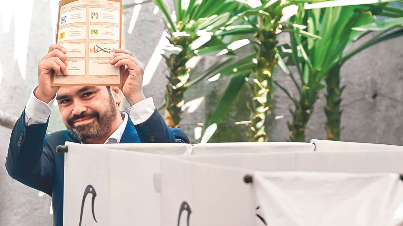 Sonriente. A Máynez le reclamaron por supuestamente colarse en la fila. 