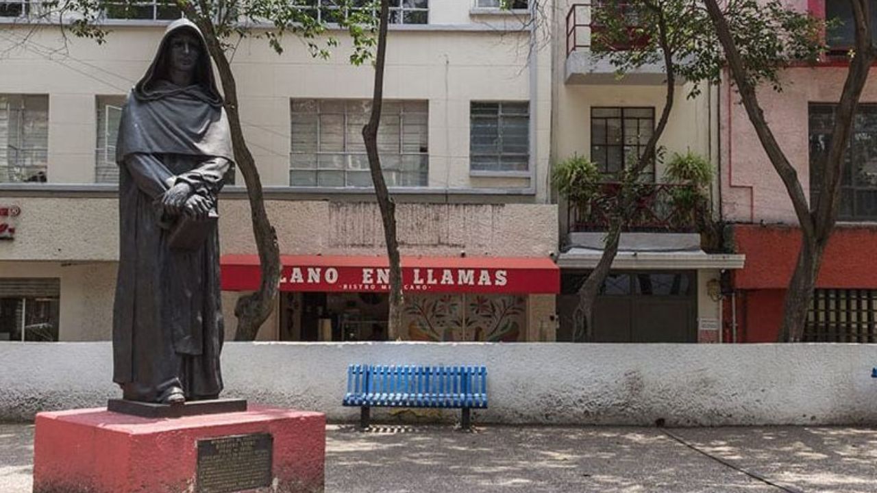 El INM arribó a las inmediaciones de la Plaza Giordano Bruno con cerca de 10 autobuses y acompañados por elementos de la GN, a fin de iniciar la reubicación del grupo de migrantes