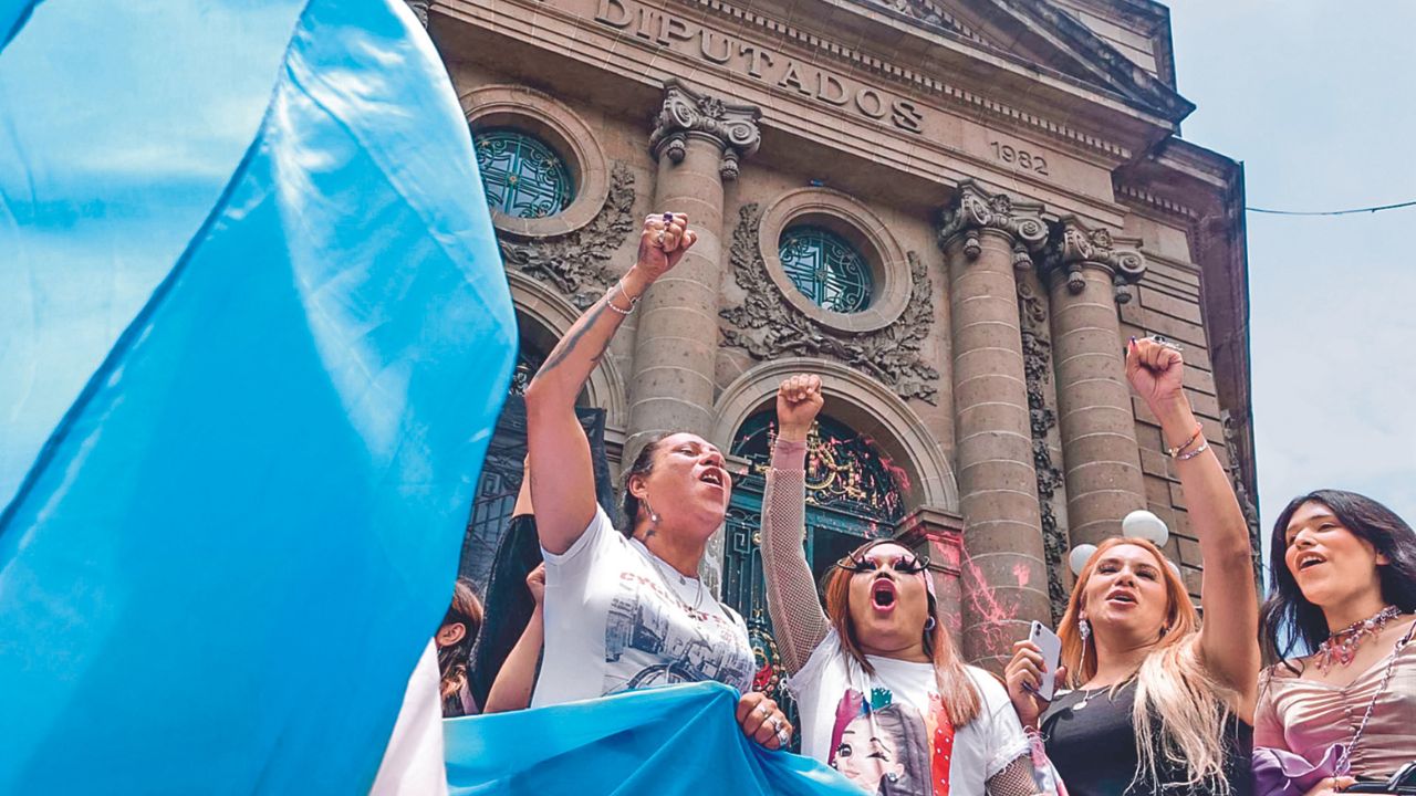 Felicidad. Una vez aprobada la iniciativa en el Congreso capitalino, mujeres trans y colectivos celebraron en las calles.