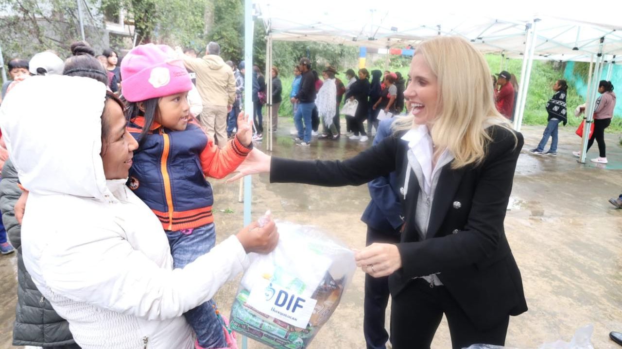 APOYO. La alcaldesa Romina Contreras Carrasco encabezó el evento en la comunidad El Palacio.