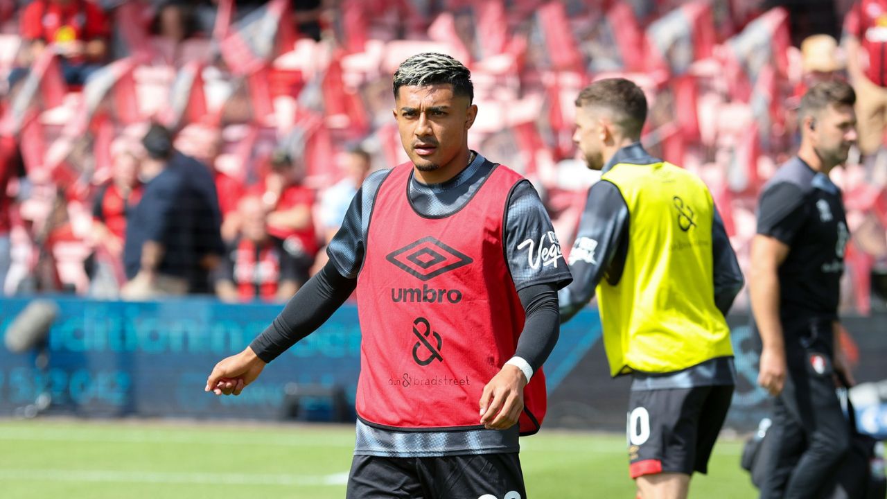Colocado como titular a días de confirmarse su llegada a Inglaterra, Julián Araujo tuvo un destacado debut con el Bournemouth durante el empate de los Cherries ante Newcastle