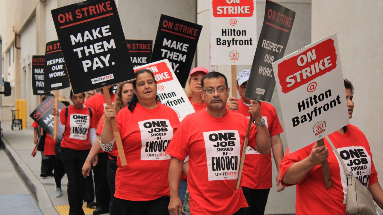 Unos 10 mil trabajadores de hoteles se declararon en huelga desde ayer en Estados Unidos, en pleno fin de semana largo en el que se espera que millones de personas viajaran por el país