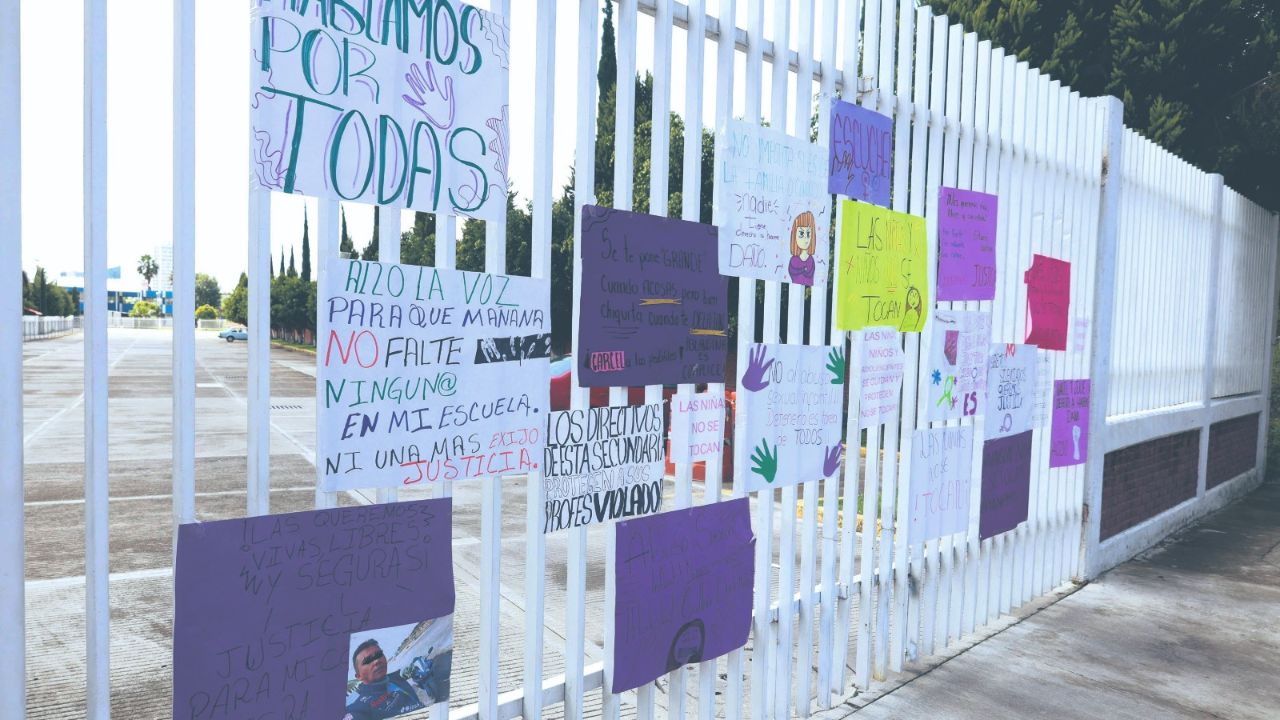 PROTESTAS. Padres y madres de familia de la escuela secundaria dejaron carteles en la entrada del plantel, después de manifestarse este viernes. 