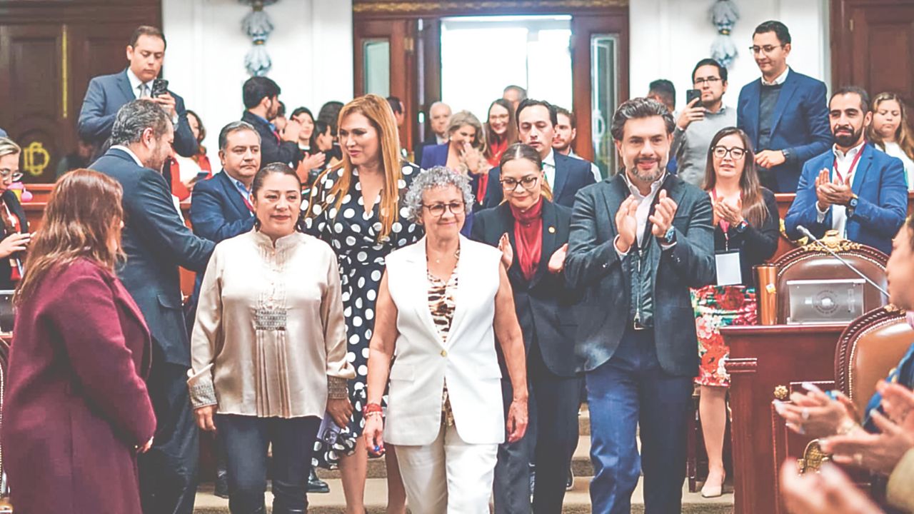 Cumplimiento. La secretaria de Administración y Finanzas -de blanco- compareció en el Congreso capitalino dentro de la glosa del último informe de labores.
