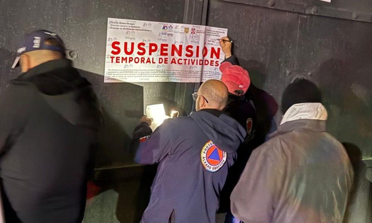 Personal de la Dirección de Gobierno de la alcaldía Álvaro Obregón y del INVEA coloca sellos de suspensión en salón de fiestas.