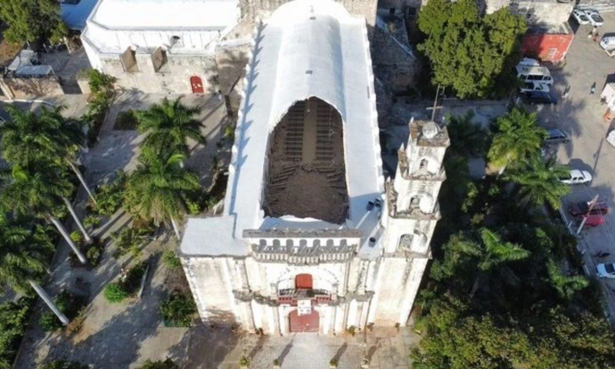 Techo central colapsado de la iglesia de San Luis Obispo, en Calkiní, Campeche.
