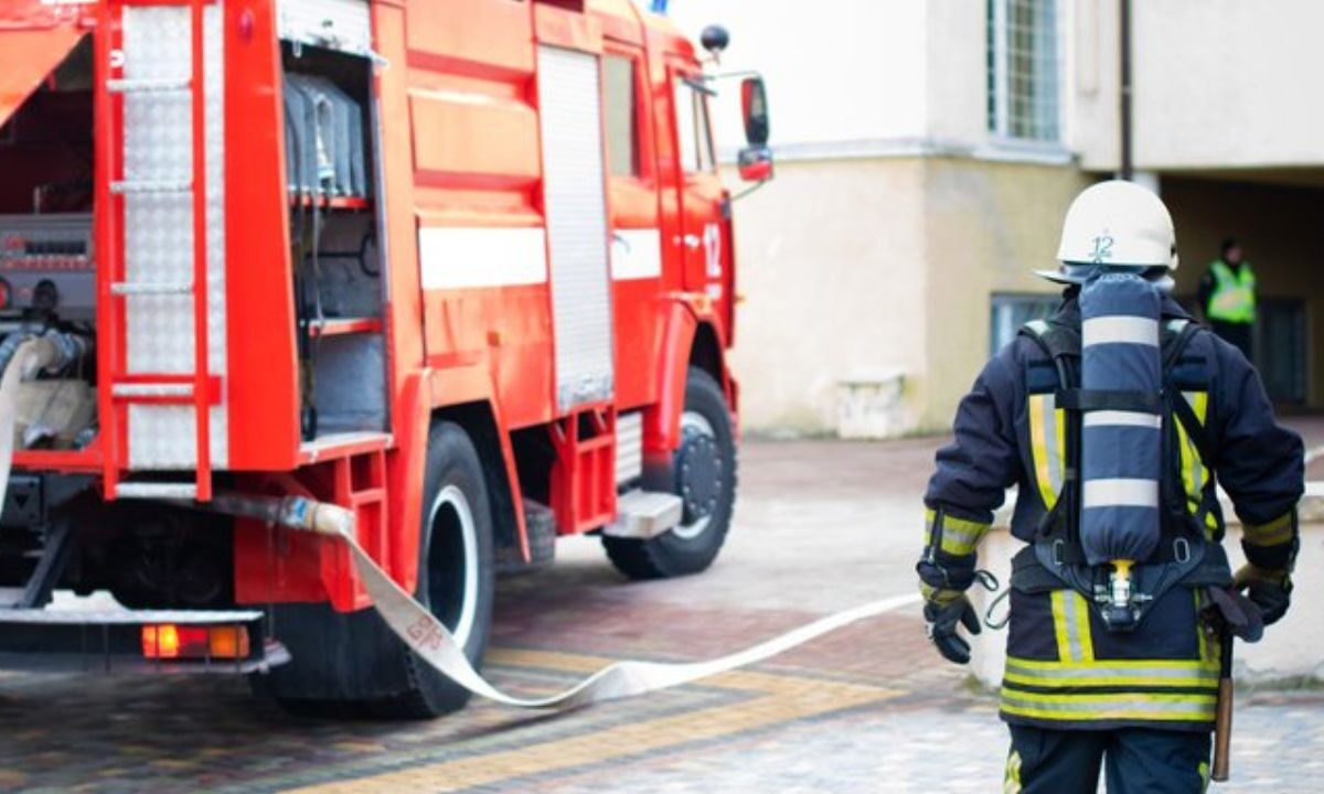 Bomberos controlaron el incendio registrado en un campamento de migrantes en Chihuahua.