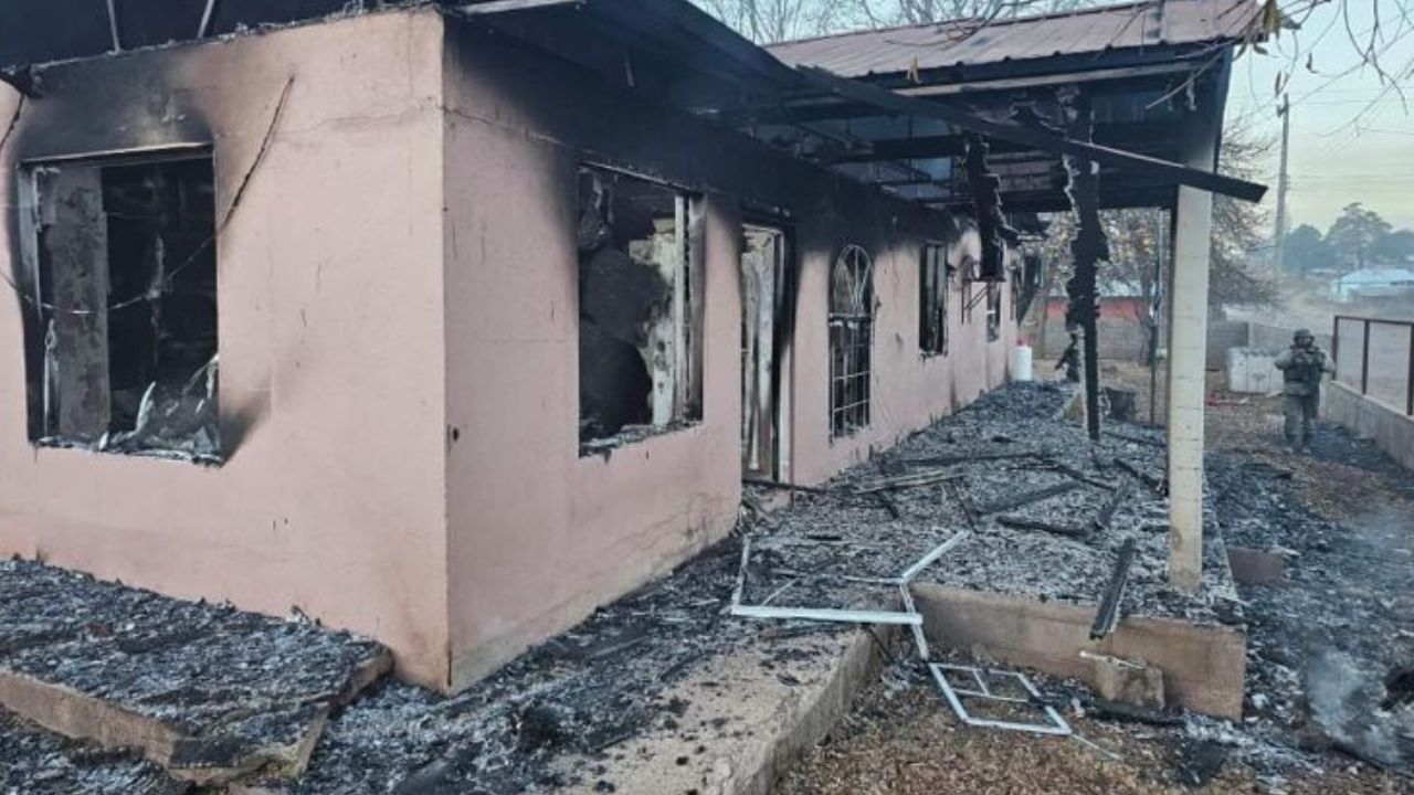 Hombres armados incendian 13 viviendas en enfrentamiento entre grupos criminales en Chihuahua.