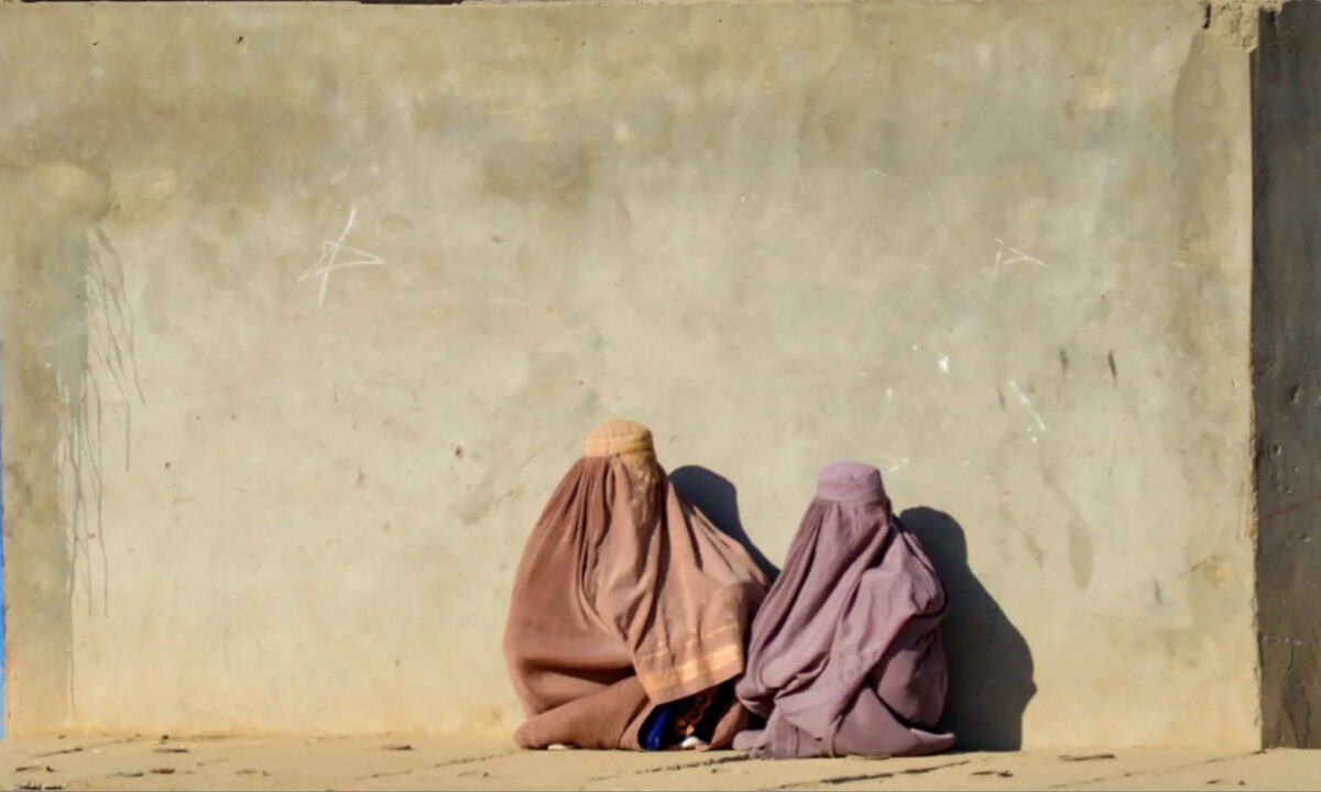 Talibanes prohíben ventanas donde puedan ver a mujeres