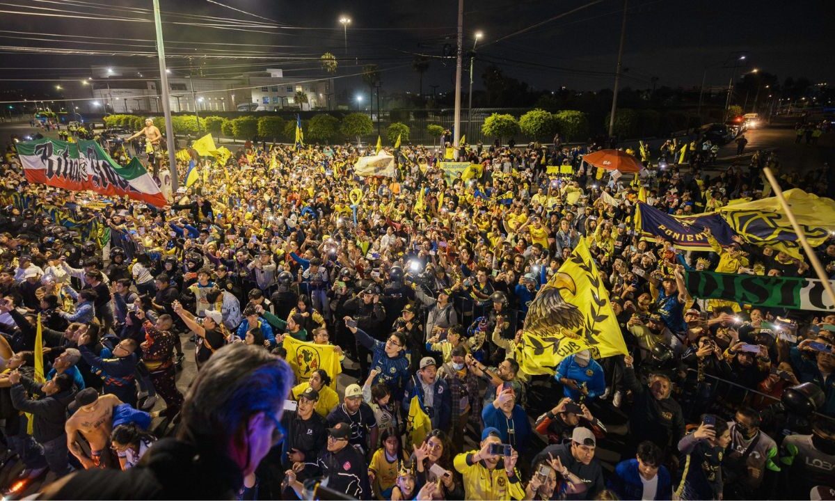 Las Águilas del América realizaron un desfile simbólico por los alrededores del Estadio Azteca.