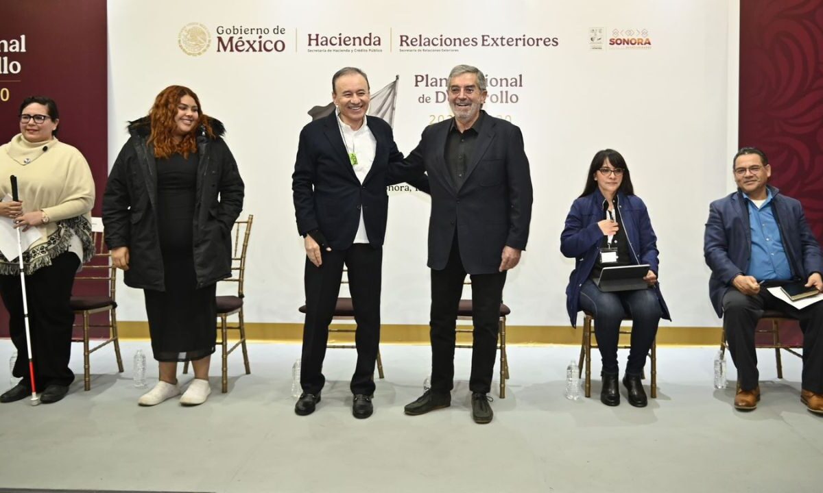 El gobernador Alfonso Durazo Montaño y el Canciller Juan Ramón de la Fuente encabezaron la ceremonia de clausura de los Foros de Consulta Ciudadana para la Elaboración del Plan Nacional de Desarrollo 2025-2030.