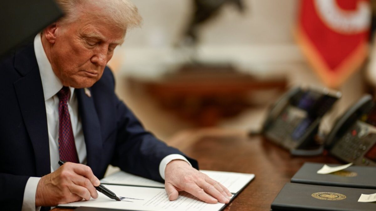 Trump desmantela programas de diversidad e inclusión en oficinas federales.