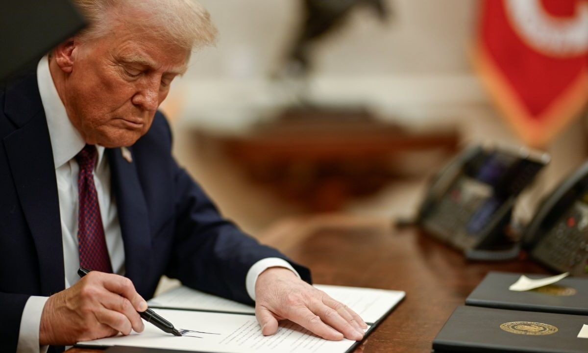 Trump desmantela programas de diversidad e inclusión en oficinas federales.
