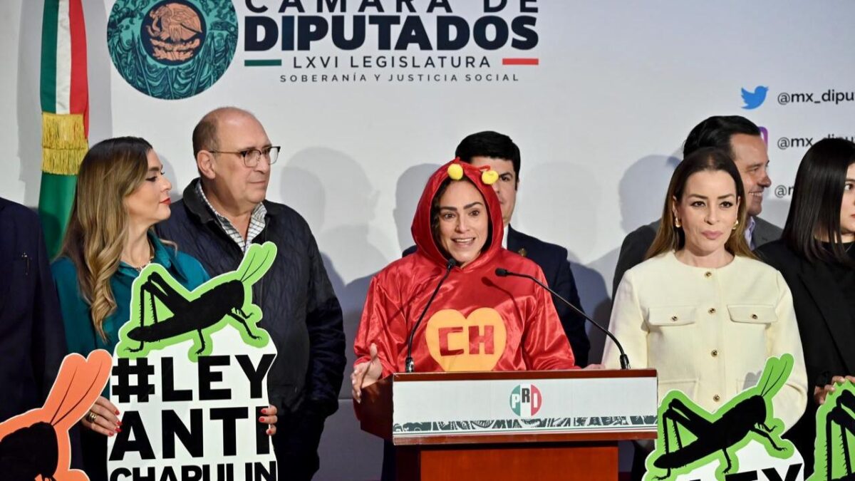 La diputada federal del PRI, Abigail Arredondo, presentó -con disfraz de "Chapulín colorado"- la "Ley anti chapulín".