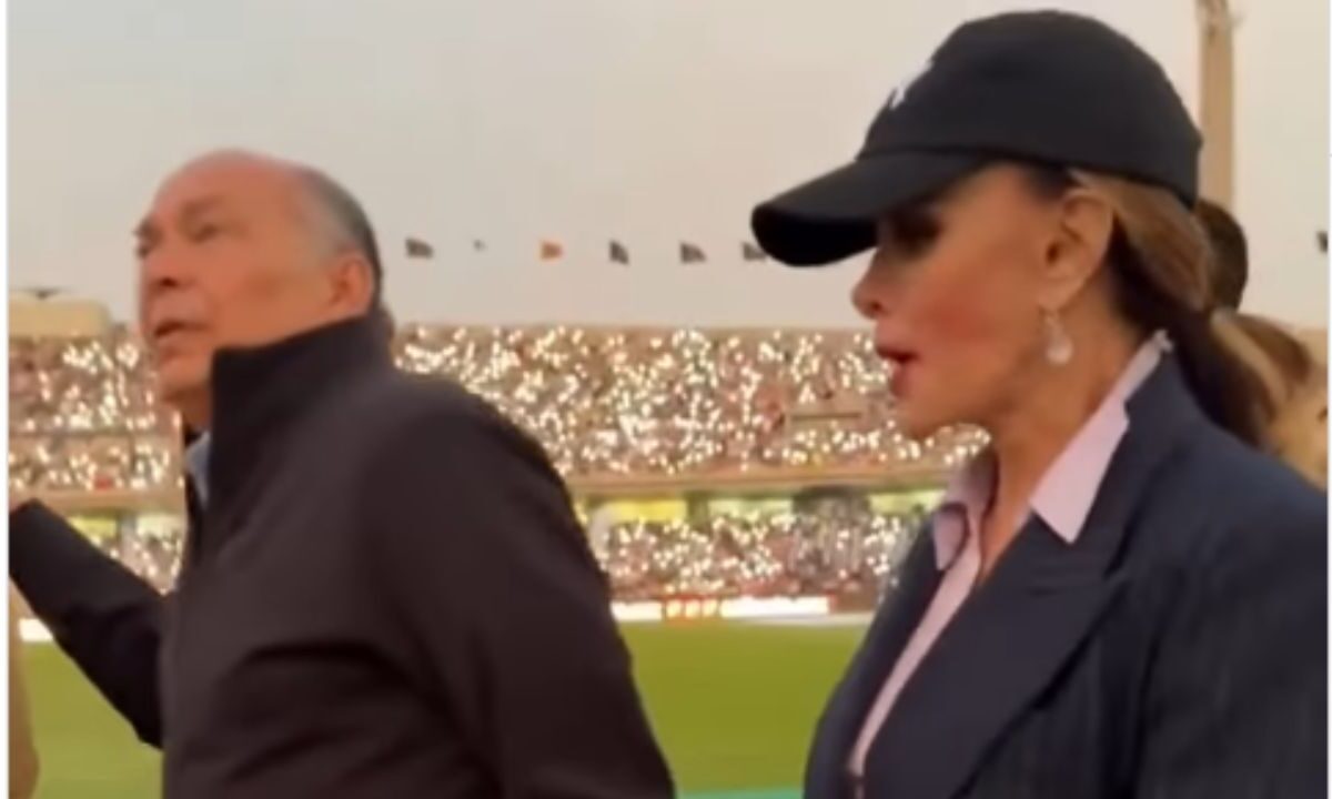 Antonio Pérez tomado de la mano con Lucía Méndez en CU.