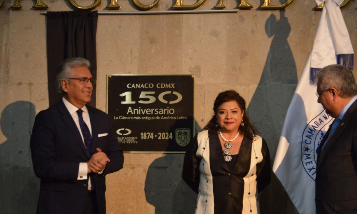 Clara Brugada y miembros de su gabinete develan placa conmemorativa por 150 años de Canaco a puerta cerrada.