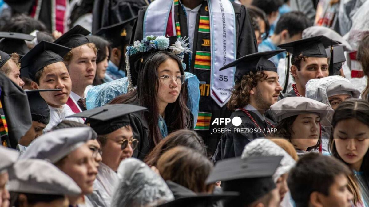 Investigan a universidades de Estados Unidos por discriminar a estudiantes blancos.