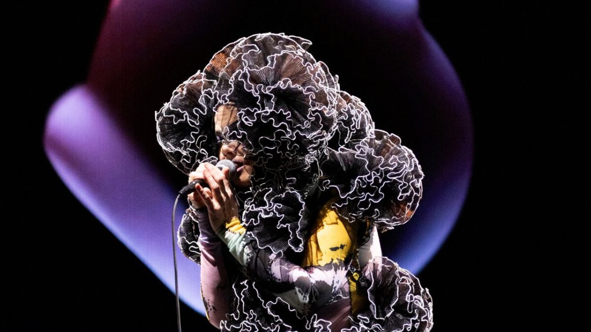 Ya se publicó el tráiler de la película del concierto Björk: Cornucopia y el resultado es una experiencia visualmente impactante