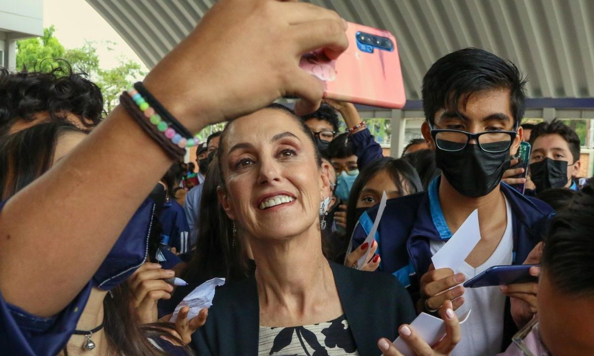 Claudia Sheinbaum reconoció que los momentos que más disfruta son las giras de trabajo en las que convive con la gente.