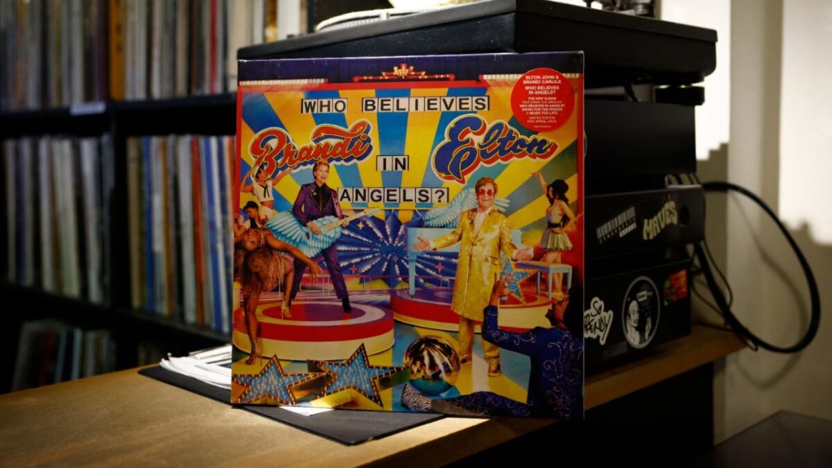 Elton John y su nuevo álbum "Who Believes in Angels?"