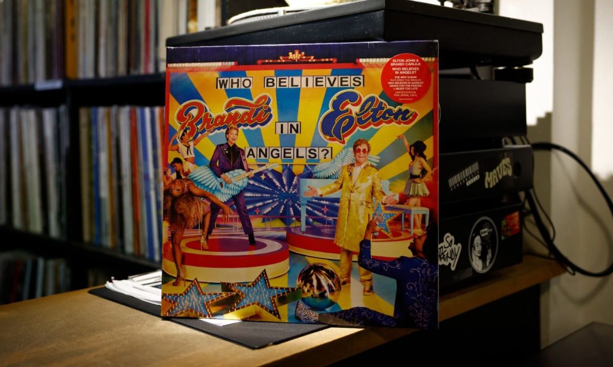 Elton John y su nuevo álbum "Who Believes in Angels?"