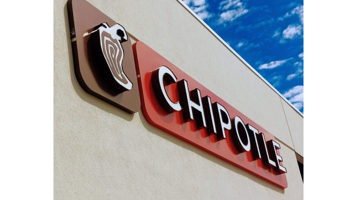 Una de las cadenas más populares en Estados Unidos, Chipotle Mexican Grill, llegará a México en 2026 de la mano de Grupo Alsea; entérate.
