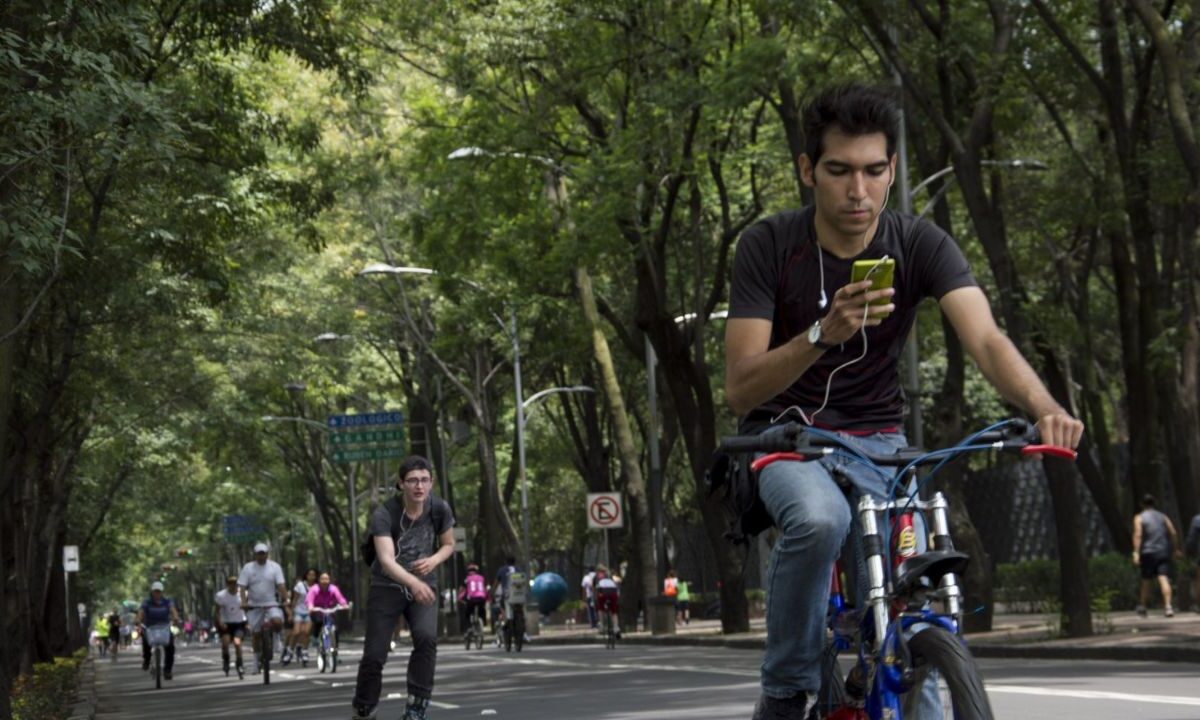 Hombre en bici en la CDMX