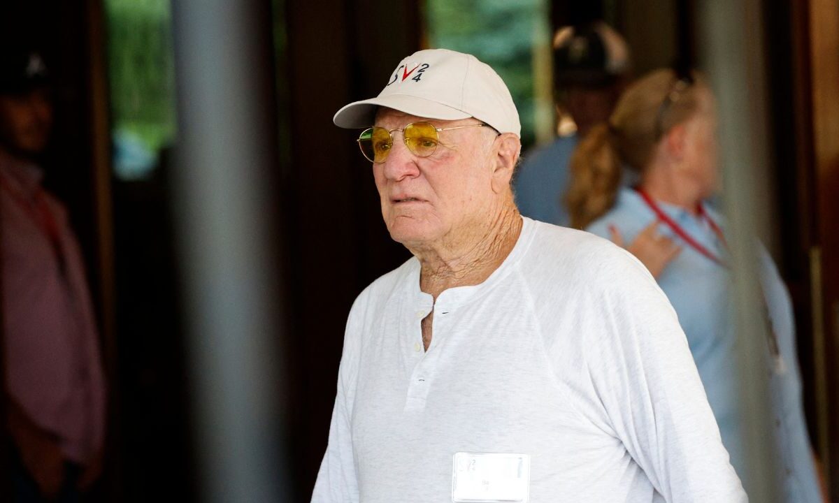 Barry Diller, presidente y alto ejecutivo de IAC y Expedia Group, tras llegar a la Conferencia Allen & Company Sun Valley el 9 de julio de 2024 en Sun Valley, Idaho
