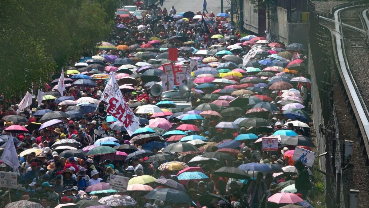 Integrantes del CNTE toman las calles aledañas al Aeropuerto Internacional de la CDMX (AICM) y bloquean accesos principales.