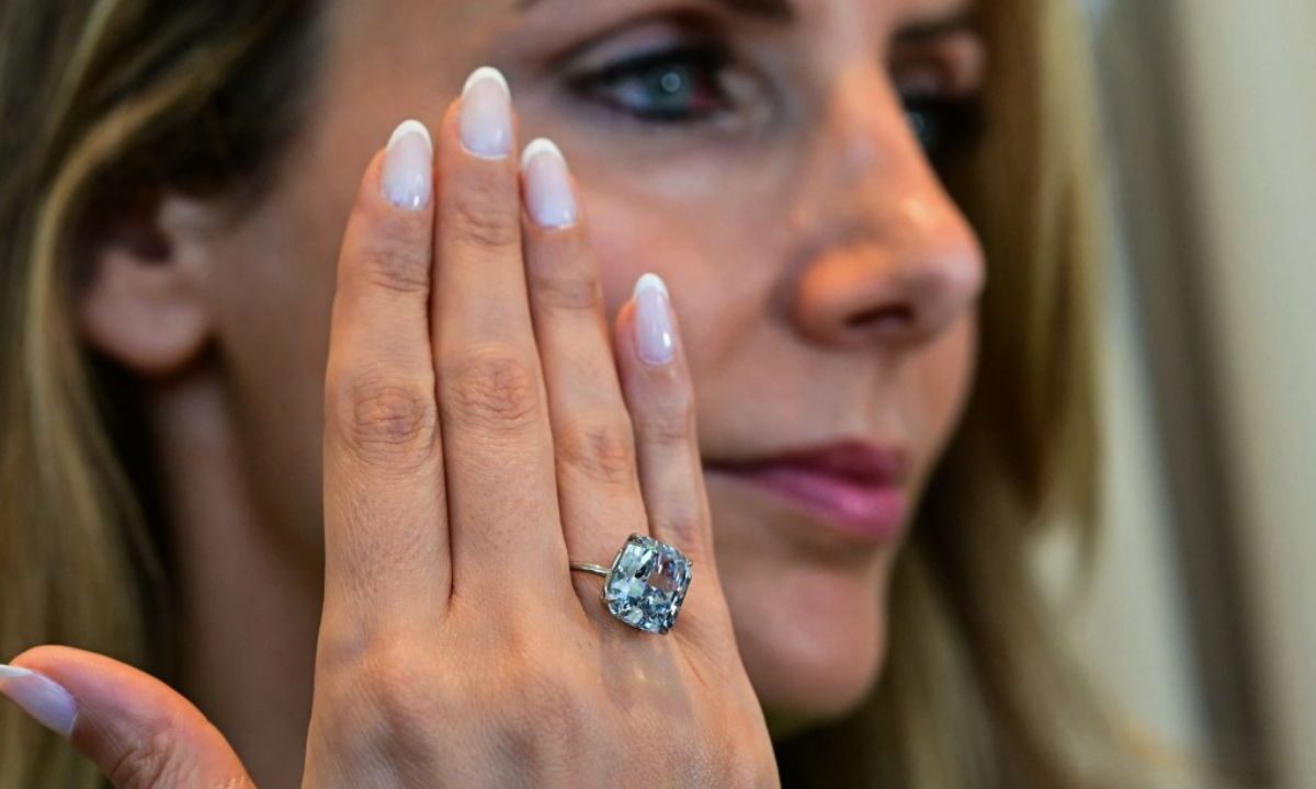 Un gran diamante azul se subastó en 21,5 millones de dólares