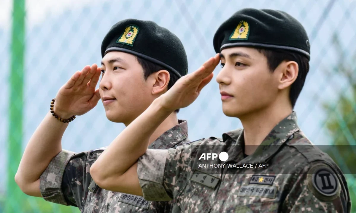 Dos integrantes de BTS concluyen el servicio militar en Corea del Sur