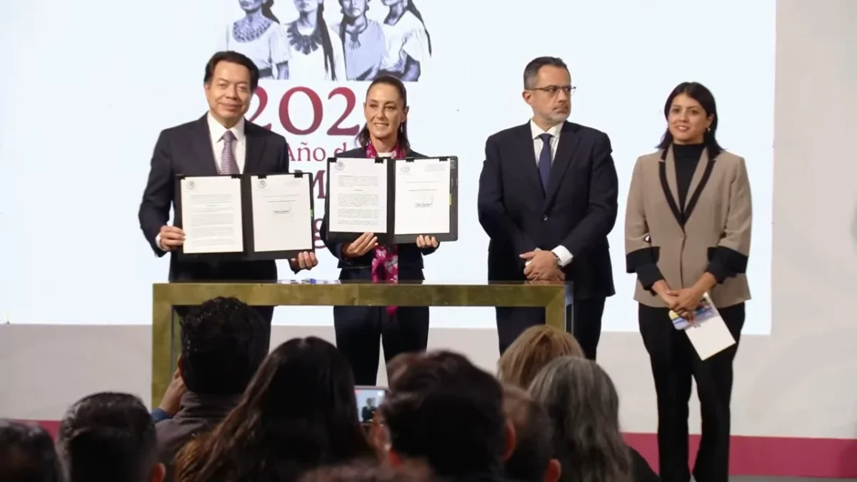 Firma decretos de educación Sheinbaum en la mañanera