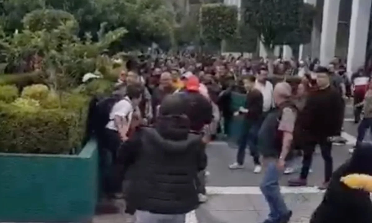 Trabajadores en paro del Tribunal Superior de Justicia, se enfrentaron con presuntos provocadores; una agremiada salió lesionada.