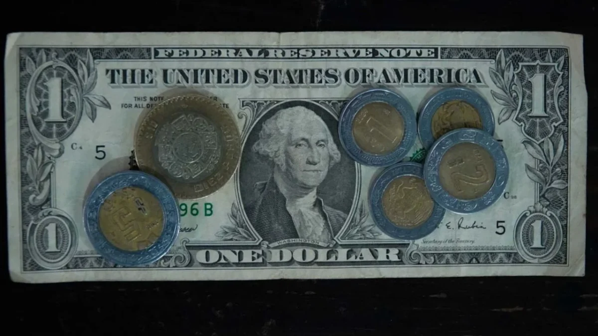 El peso mexicano cerró con una depreciación de 0.22% o 4.2 centavos, cotizando alrededor de 18.90 pesos por dólar.