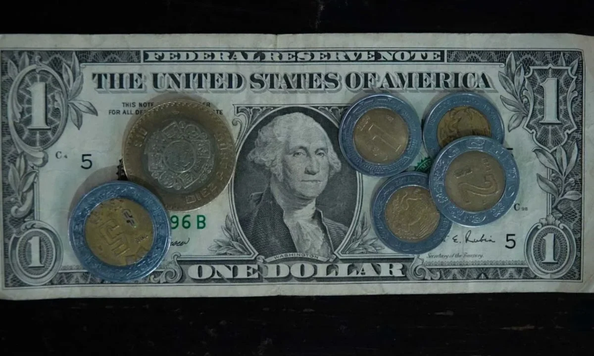 El peso mexicano cerró con una depreciación de 0.22% o 4.2 centavos, cotizando alrededor de 18.90 pesos por dólar.