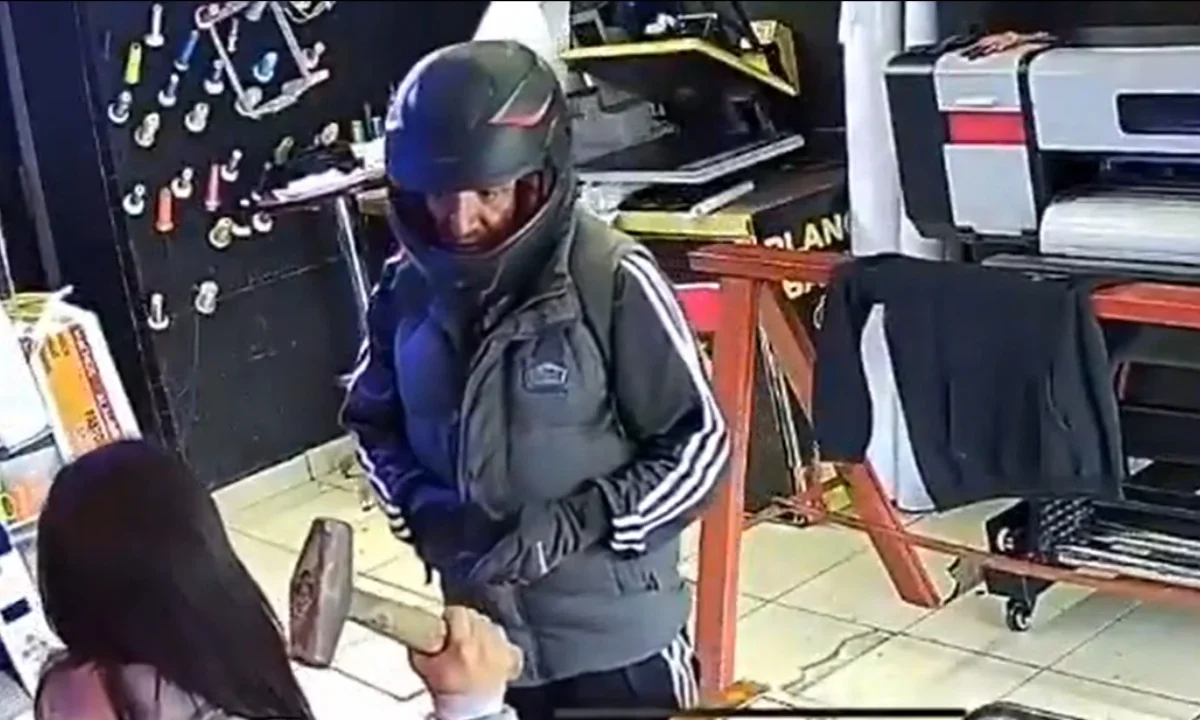 Con martillo en mano, joven frustra robo en Xochimilco