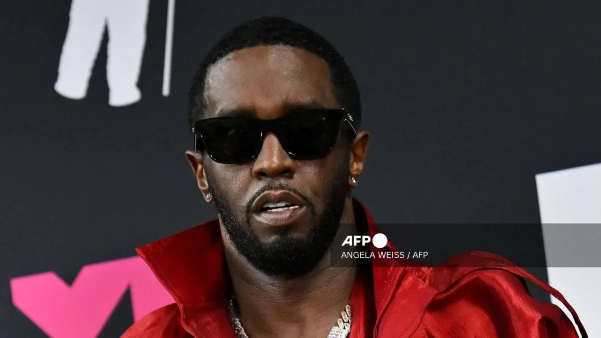 Mujer testifica que el rapero Sean "Diddy" Combs la colgó de un balcón desde el piso 17.