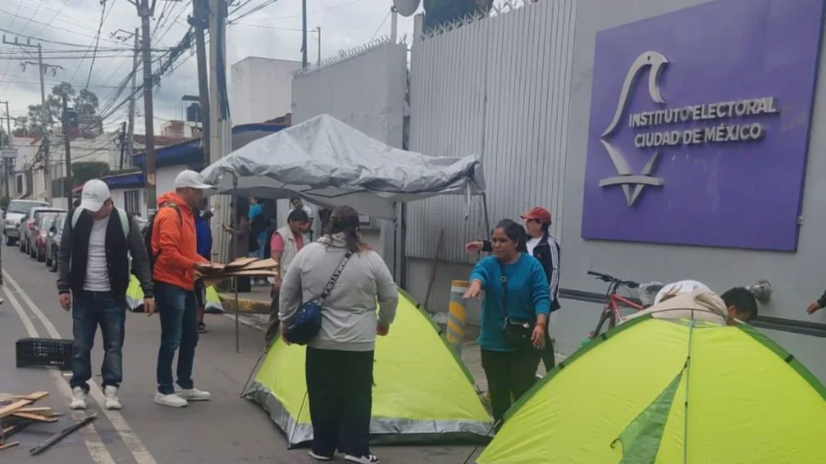 Dirigentes y militantes del Partido de la Revolución Democrática (PRD) Ciudad de México realizaron una protesta al exterior del Instituto Electoral de la Ciudad de México (IECM), en demanda de la entrega de prerrogativas.