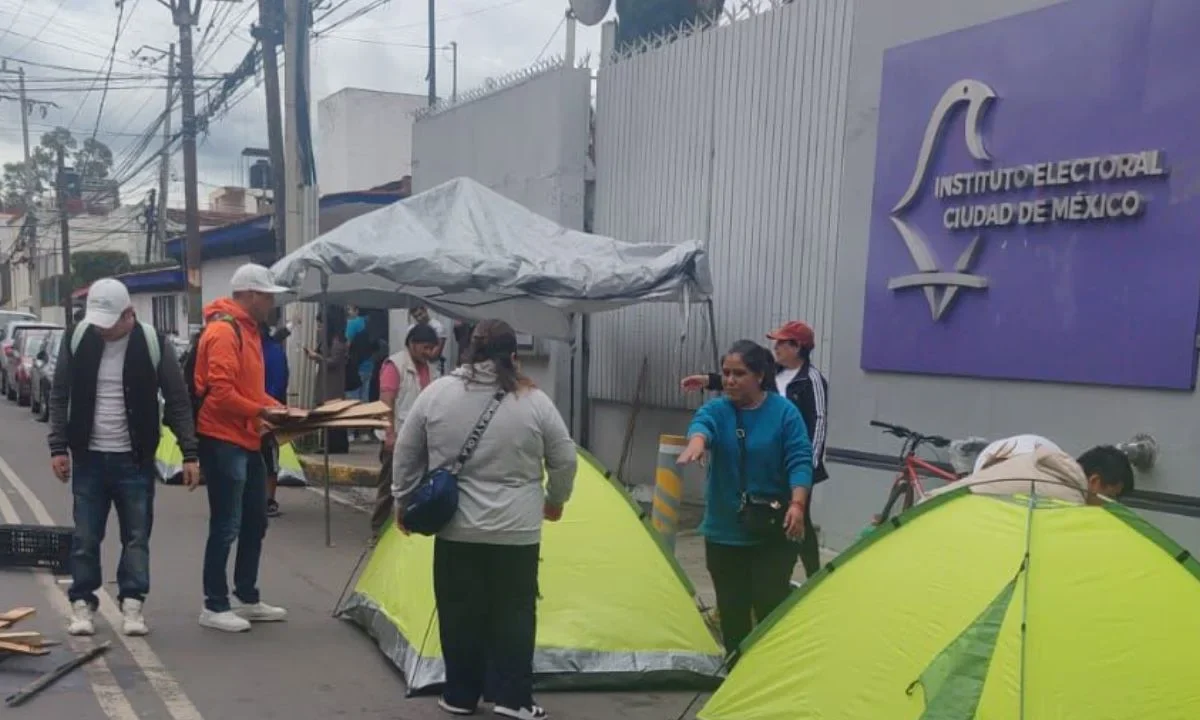 Dirigentes y militantes del Partido de la Revolución Democrática (PRD) Ciudad de México realizaron una protesta al exterior del Instituto Electoral de la Ciudad de México (IECM), en demanda de la entrega de prerrogativas.