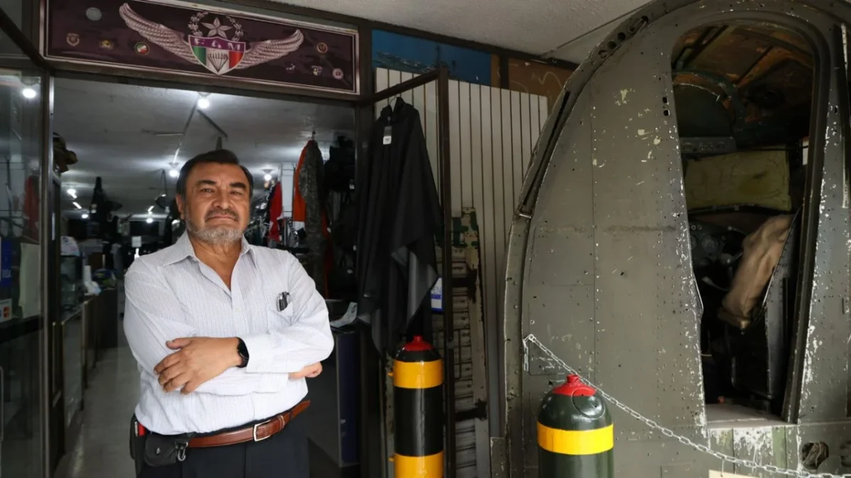 En el local, ubicado en Irolo, colonia Nativitas, alcaldía Benito Juárez, los visitantes encontrarán artículos no oficiales del Ejército Mexicano, botas y la cabina de una aeronave.