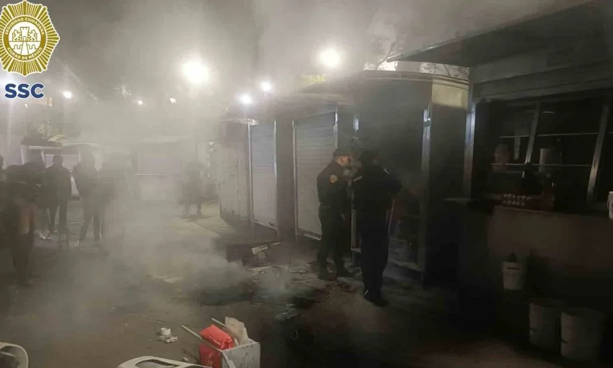 Elementos de la PBI sofocaron un conato de incendio en un puesto semifijo ubicado en calles de la alcaldía Álvaro Obregón.